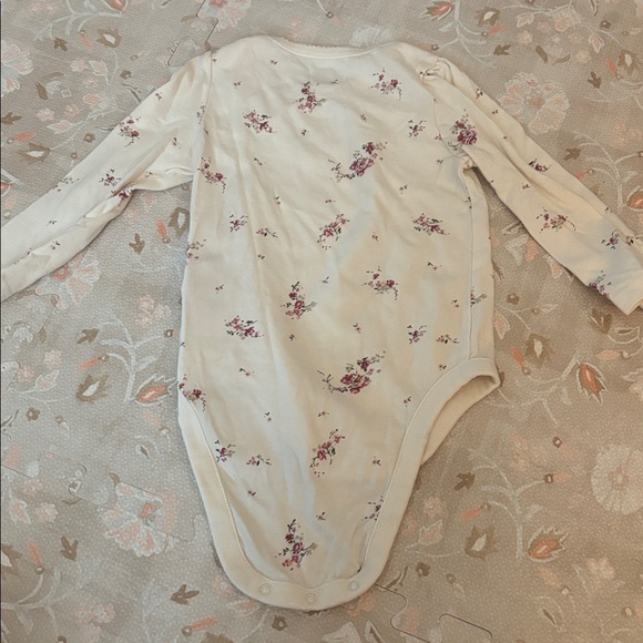 Baby Gap Onesies Bodysuits 18-24 months Long sleeve & short sleeve Lot of 6 - Picture 11 of 15